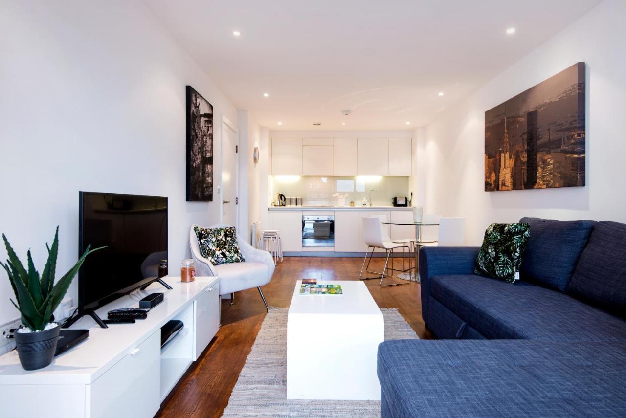 Luxury 2-Bed Flat Parking And Close To The Tube Лондон Екстериор снимка