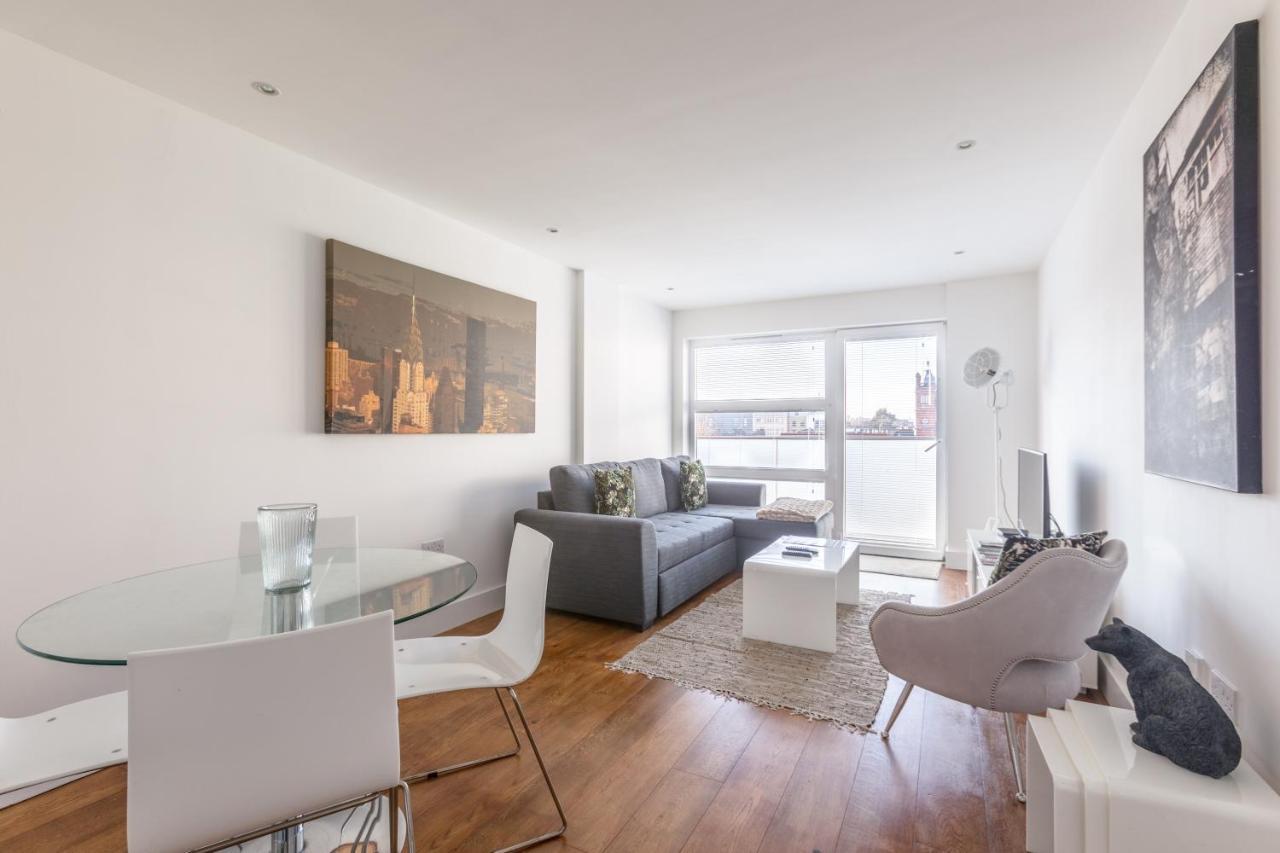 Luxury 2-Bed Flat Parking And Close To The Tube Лондон Екстериор снимка