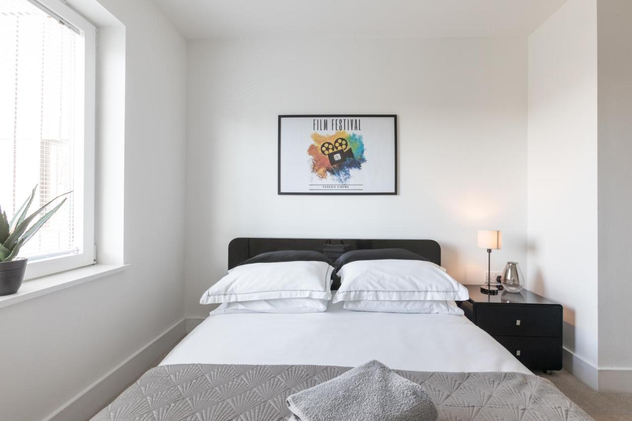Luxury 2-Bed Flat Parking And Close To The Tube Лондон Екстериор снимка