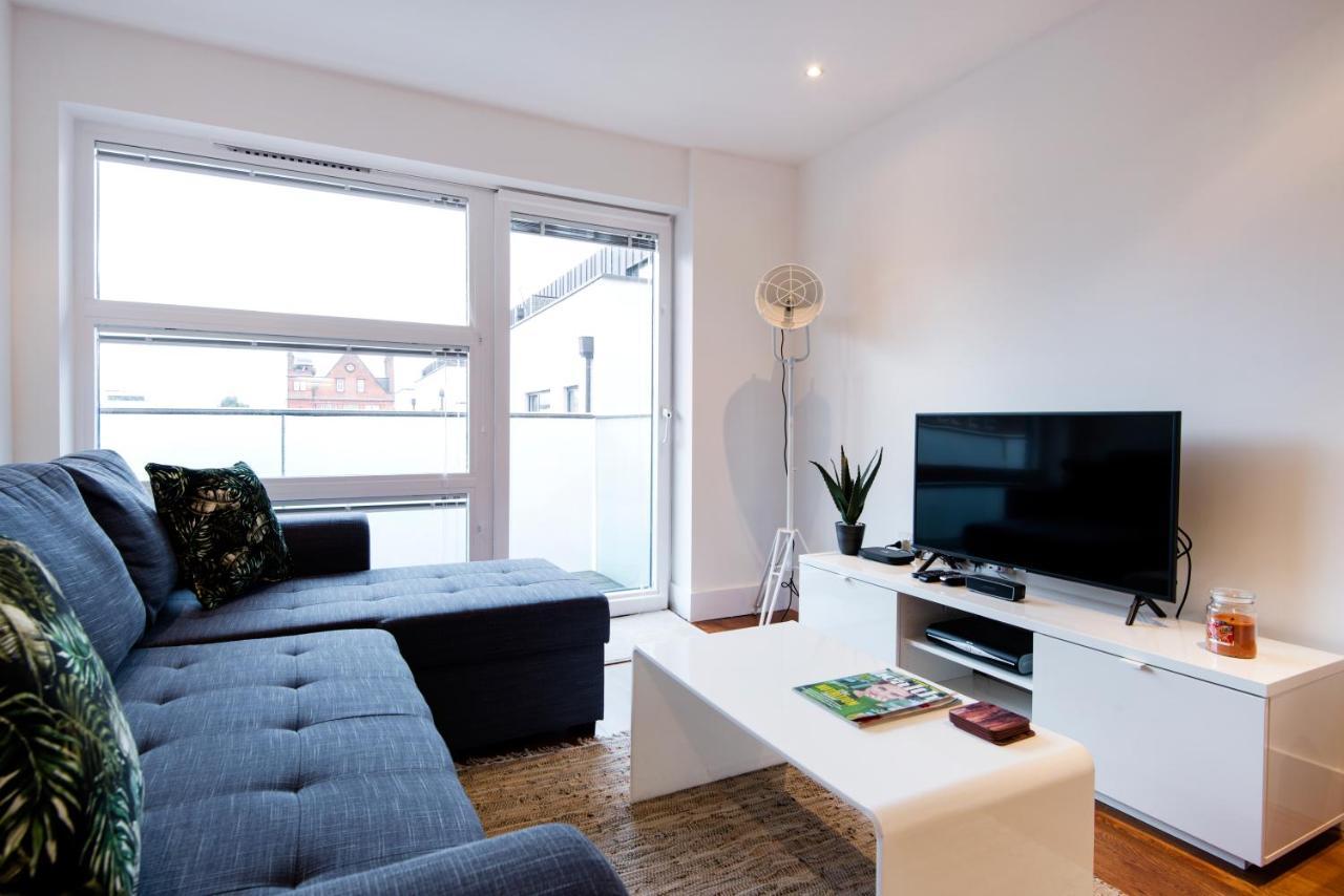 Luxury 2-Bed Flat Parking And Close To The Tube Лондон Екстериор снимка