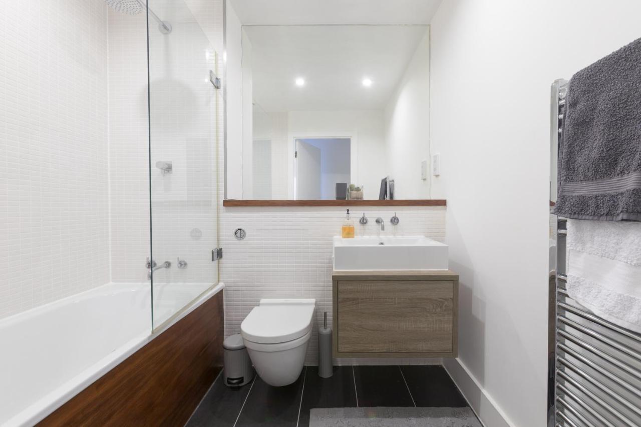 Luxury 2-Bed Flat Parking And Close To The Tube Лондон Екстериор снимка