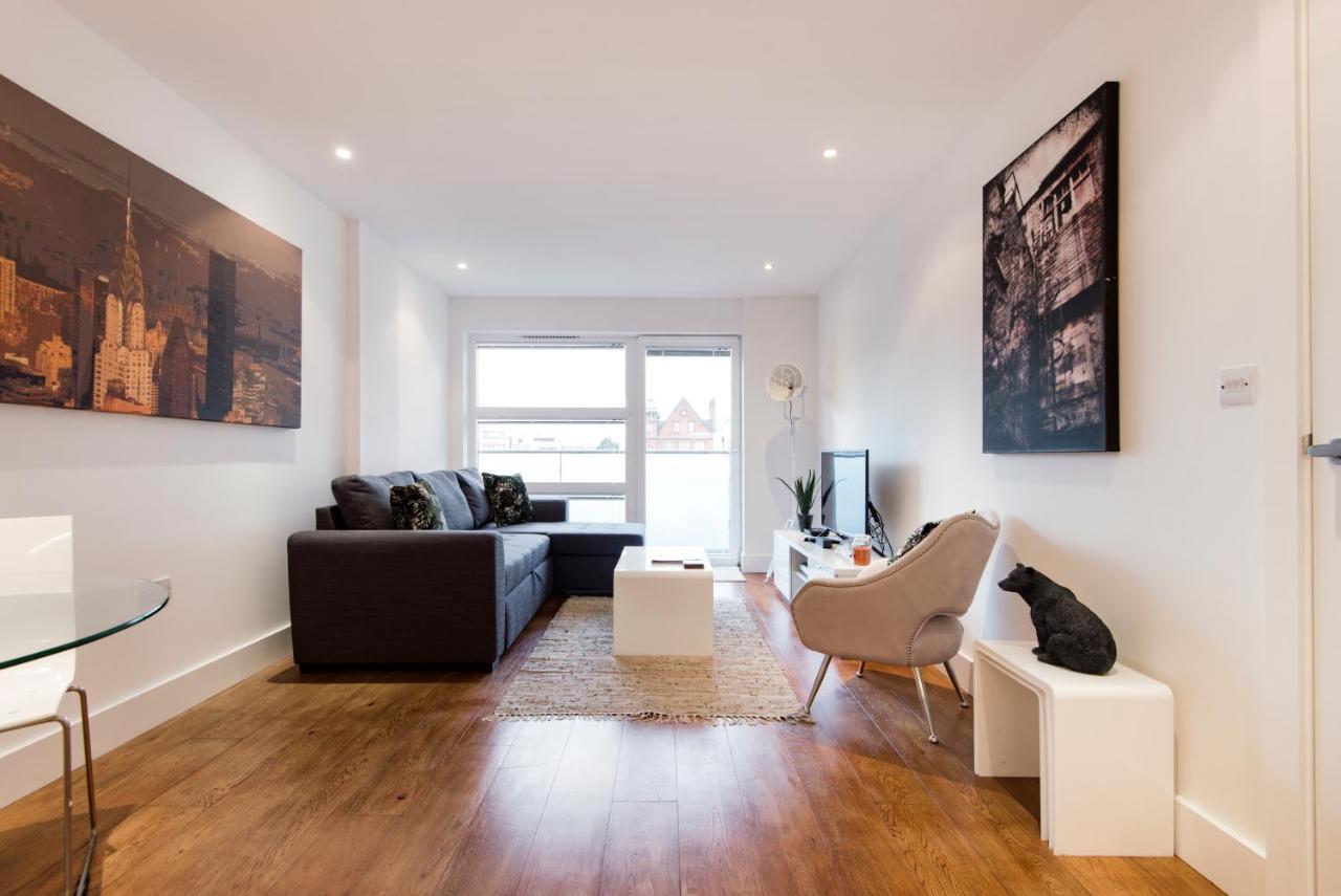 Luxury 2-Bed Flat Parking And Close To The Tube Лондон Екстериор снимка