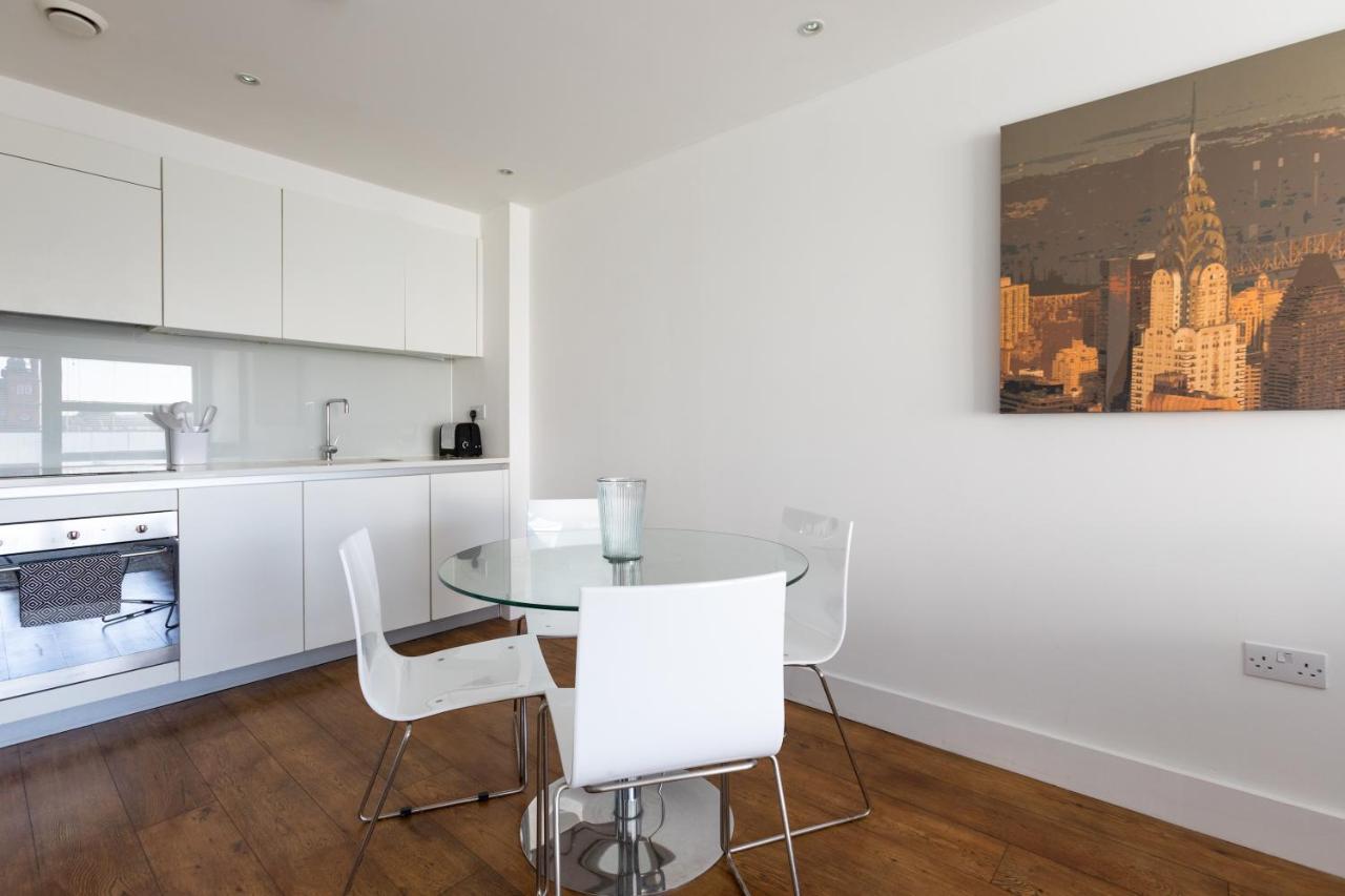 Luxury 2-Bed Flat Parking And Close To The Tube Лондон Екстериор снимка