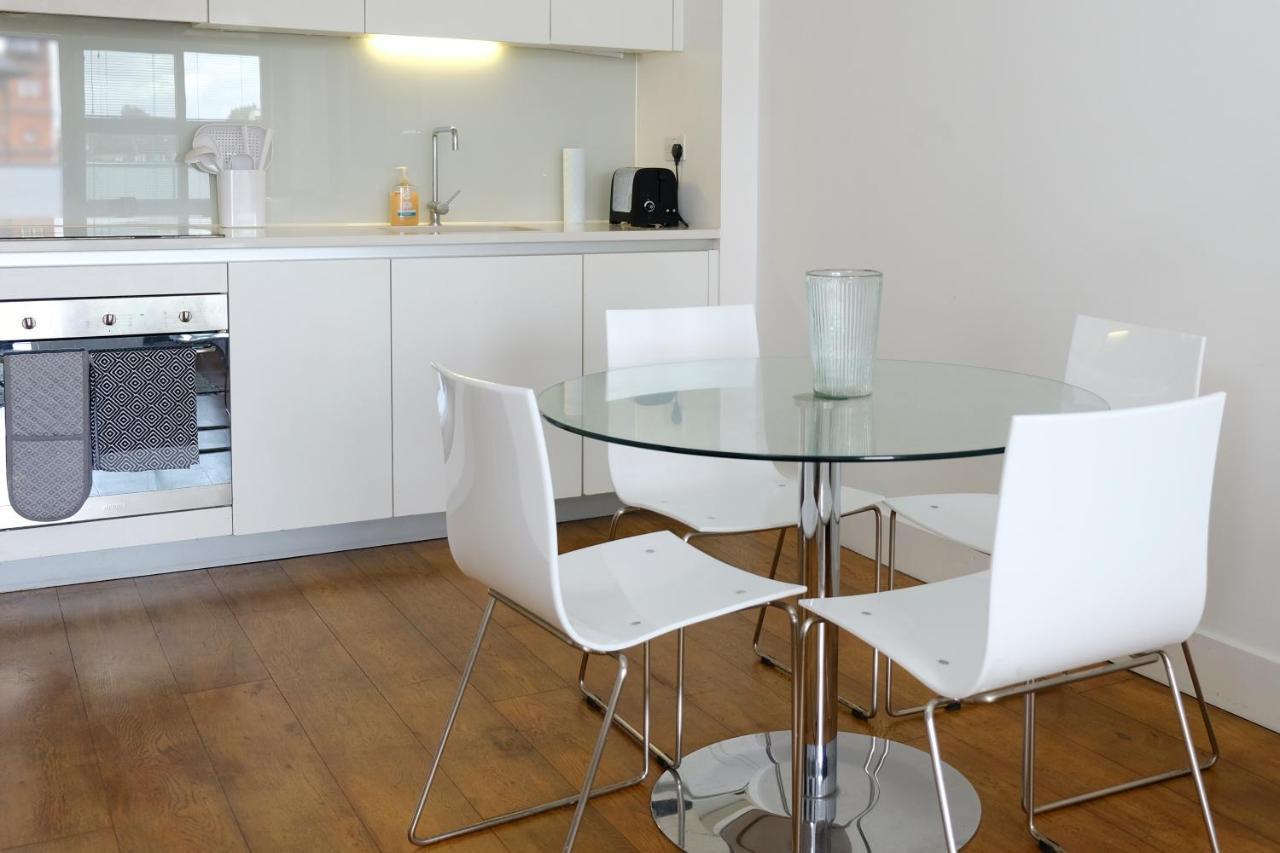 Luxury 2-Bed Flat Parking And Close To The Tube Лондон Екстериор снимка