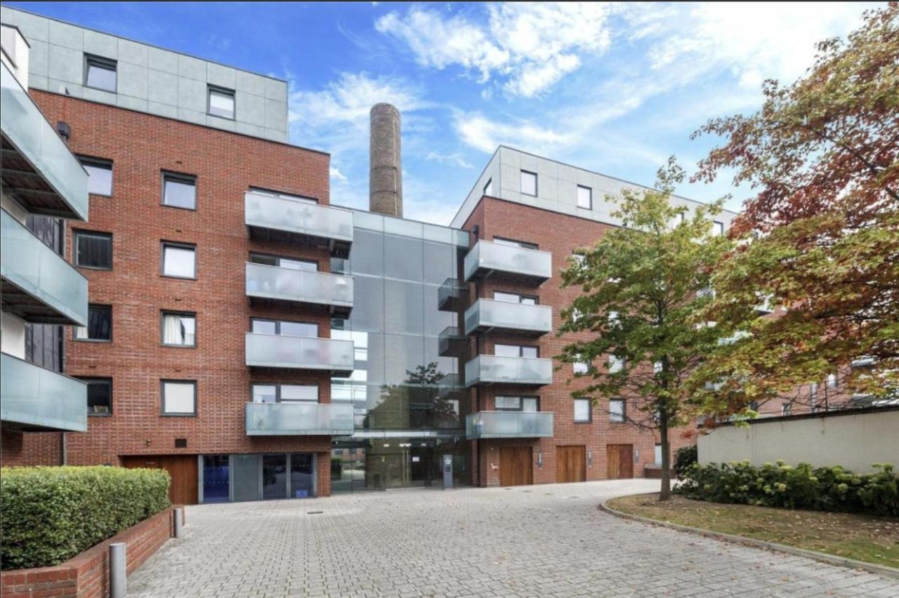 Luxury 2-Bed Flat Parking And Close To The Tube Лондон Екстериор снимка