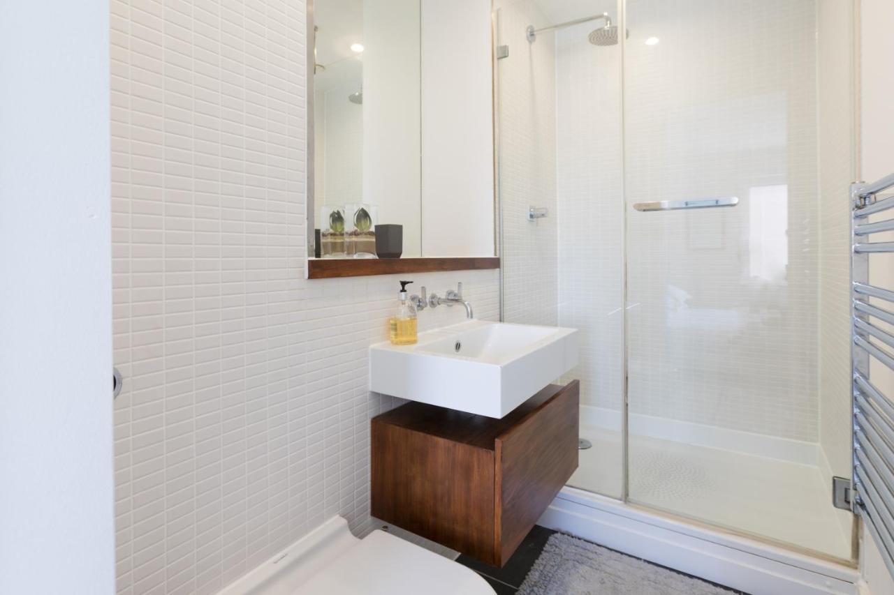 Luxury 2-Bed Flat Parking And Close To The Tube Лондон Екстериор снимка