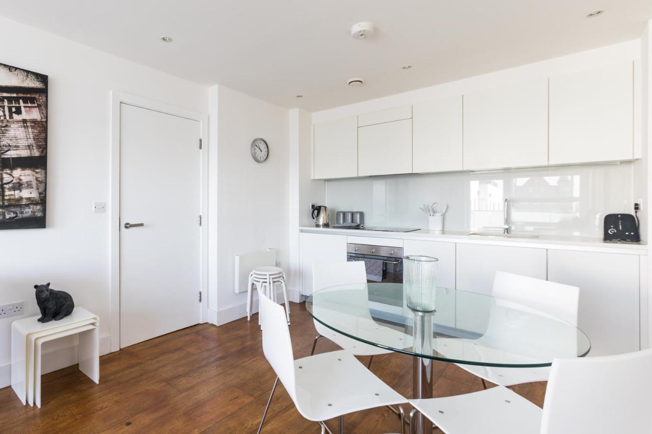 Luxury 2-Bed Flat Parking And Close To The Tube Лондон Екстериор снимка